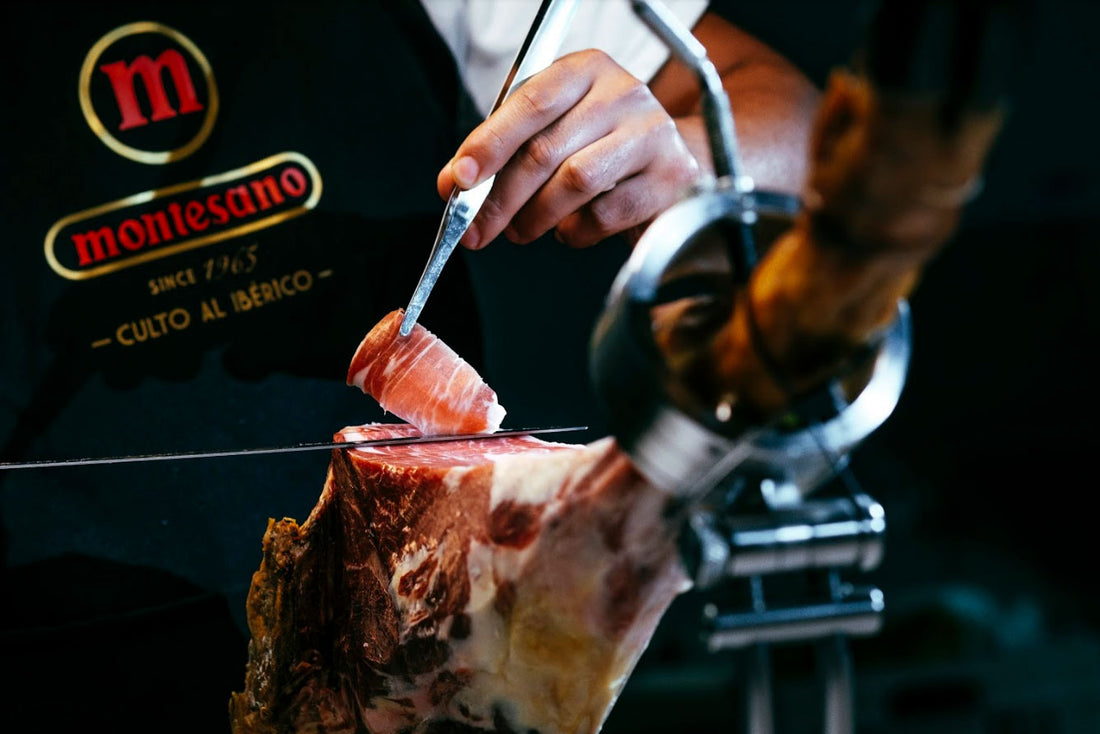 Cortando jamón ibérico Montesano